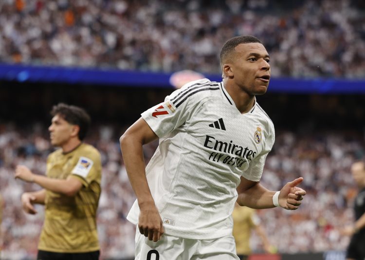 MADRID, 24/05/2025.- El delantero francés del Real Madrid Kylian Mbappé celebra tras marcar el 2-0 durante el partido de la jornada 38 de LaLiga EA Sports entre Real Madrid y Real Sociedad celebrado este sábado en el estadio Santiago Bernabéu de Madrid. EFE/ Daniel González