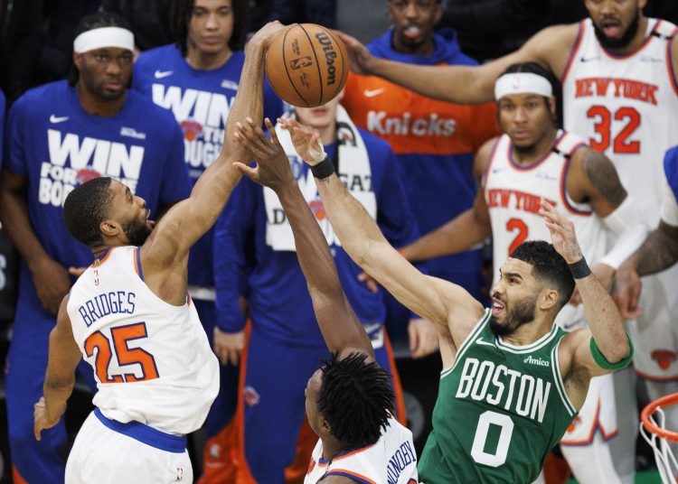 BOSTON (United States), 07/05/2025.- New York Knicks forward Mikal Bridges (L) blocks the pass of Boston Celtics forward Jayson Tatum (R) during the fourth quarter in the Eastern Conference semifinals game two between the New York Knicks and the Boston Celtics in Boston, Massachusetts, USA, 07 May 2025. The New York Knicks lead the best of seven series 2-0. (Baloncesto, Nueva York) EFE/EPA/CJ GUNTHER SHUTTERSTOCK OUT