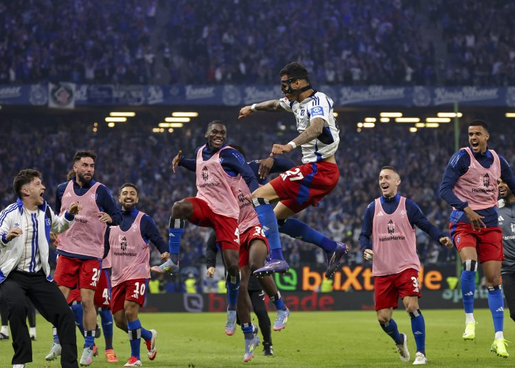 HAMBURG (Germany), 10/05/2025.- Davie Selke of Hamburg celebrates after scoring the 3-1 lead during the German Bundesliga 2nd division soccer match between SV Hamburg and SSV Ulm in Hamburg, Germany, 10 May 2025. (Alemania, Hamburgo) EFE/EPA/CHRISTOPHER NEUNDORF CONDITIONS - ATTENTION: The DFL regulations prohibit any use of photographs as image sequences and/or quasi-video.