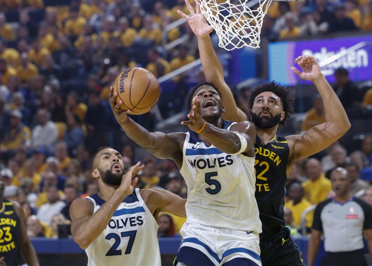SAN FRANCISCO (United States), 13/05/2025.- Minnesota Timberwolves guard Anthony Edwards (C) attempts a two point basket against Golden State Warriors forward Trayce Jackson-Davis (R) during the first half of the NBA Playoffs Western conference semifinals game four between the Minnesota Timberwolves and Golden Sate Warriors in San Francisco, California, USA, 12 May 2025. (Baloncesto) EFE/EPA/JOHN G. MABANGLO SHUTTERSTOCK OUT