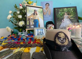 Buque Cuauhtémoc: Familiares y amigos despiden a cadete mexicana