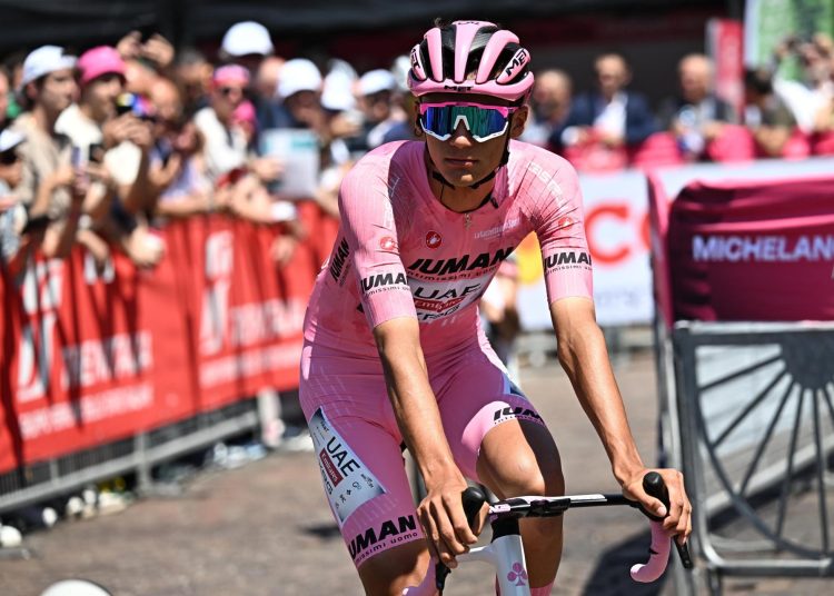 BIELLA (Italy), 30/05/2025.- Mexican rider Isaac Del Toro of UAE Team Emirates XRG wearing the overall leader's pink jersey, arrives to the start of 19th stage of the Giro d'Italia cycling race over 166 km from Biella to Champoluc, Italy, 30 May 2025. (Ciclismo, Italia) EFE/EPA/LUCA ZENNARO