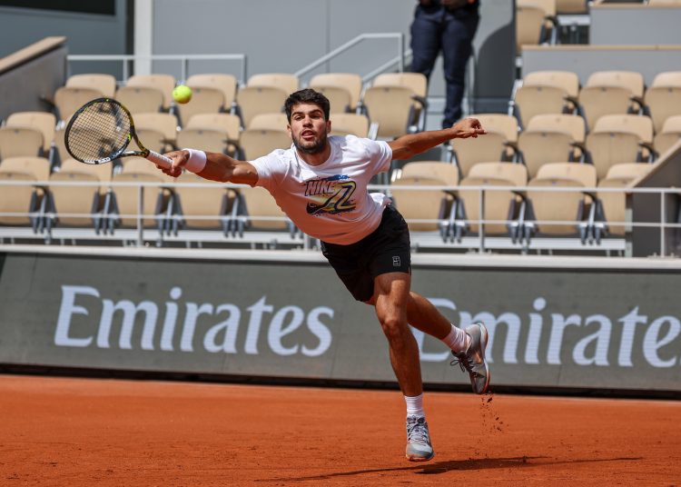 PARIS (France), 22/05/2025.- Carlos Alcaraz of Spain in action during a training session for the French Open tennis tournament at Roland Garros in Paris, France, 22 May 2025. The 2025 French Open will be held from 25 May to 8 June 2025. (Tenis, Abierto, Francia, España) EFE/EPA/CHRISTOPHE PETIT TESSON