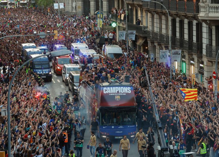 BARCELONA, 16/05/2025.- El Barcelona celebra este viernes la consecución del triplete nacional (Supercopa de España, Copa del Rey y LaLiga conquistada ayer) con unas rúas por las calles de la capital catalana.EFE / Quique García.