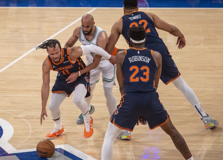 AME7075. NUEVA YORK (ESTADOS UNIDOS), 12/05/2025.- Mitchell Robinson (i) de los Knicks disputa un balón con Derrick White (2-i) de los Celtics este lunes, durante un partido de la NBA entre New York Knicks y Boston Celtics en el Madison Square Garden, en Nueva York (EE.UU.). EFE/ Ángel Colmenares