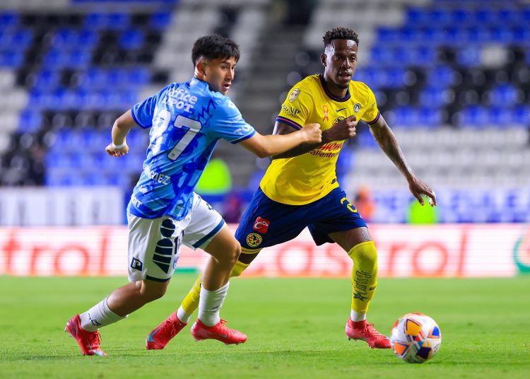 Alexei Dominguez (L) of Pachuca fights for the ball with Cristian Borja (R) of America during the Quarter-Final first leg match between Pachuca and America as part of the Liga BBVA MX, Torneo Clausura 2025 at Hidalgo Stadium on May 07, 2025 in Pachuca, Hidalgo, Mexico.
