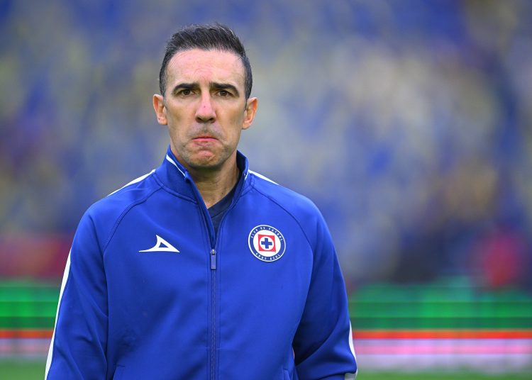 Vicente Sanchez head coach of Cruz Azul during the Semi-Final second leg match between America and Cruz Azul as part of the Liga BBVA MX, Torneo Clausura 2025 at Ciudad de los Deportes Stadium on May 18, 2025 in Mexico City, Mexico.