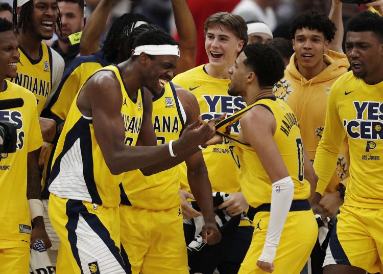 CLEVELAND (United States), 07/05/2025.- Indiana Pacers guard Tyrese Haliburton (2-R) and Indiana Pacers forward Pascal Siakam of Cameroon (2-L) celebrate as they are surrounded by teammates after Haliburton made the game winning 3 point shot as time ran out during the second half of the NBA Playoffs Eastern Conference Semifinals game two between the Indiana Pacers and the Cleveland Cavaliers in Cleveland, Ohio, USA, 06 May 2025. (Baloncesto, Camerún) EFE/EPA/DAVID MAXWELL SHUTTERSTOCK OUT