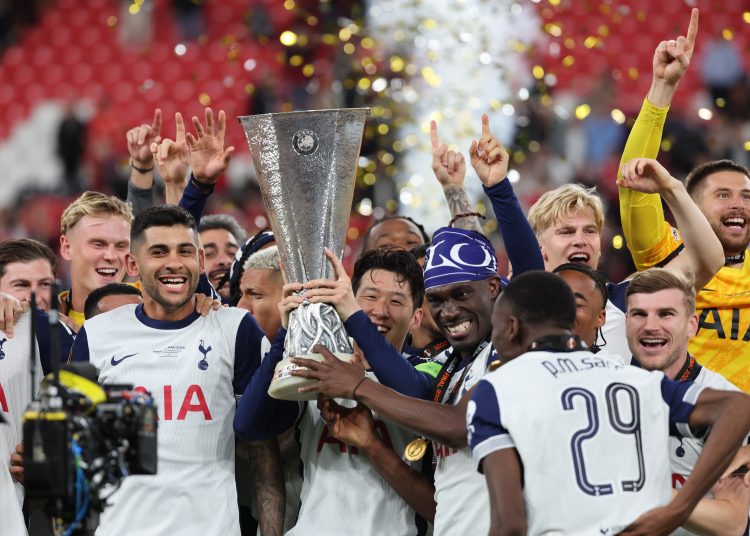 BILBAO, 21/05/2025.- Los jugadores del Tottenham celebran con el trofeo el título de la Liga Europa tras ganar la final que Tottenham Hotspurs y Manchester United disputaron este miércoles en el estadio de San Mamés, en Bilbao. EFE/Luis Tejido