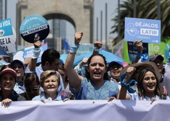 Miles de personas marchan “por la vida” y en contra del aborto en CDMX