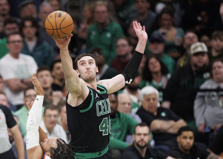 BOSTON (United States), 14/05/2025.- Boston Celtics center Luke Kornet (R) blocks the shot of New York Knicks guard Jalen Brunson (L) during the third quarter the Eastern Conference Semifinals game five between the Boston Celtics and the New York Knicks in Boston, Massachusetts, USA, 14 May 2025. The New York Knicks lead the best of seven series 3-1. (Baloncesto, Nueva York) EFE/EPA/CJ GUNTHER SHUTTERSTOCK OUT