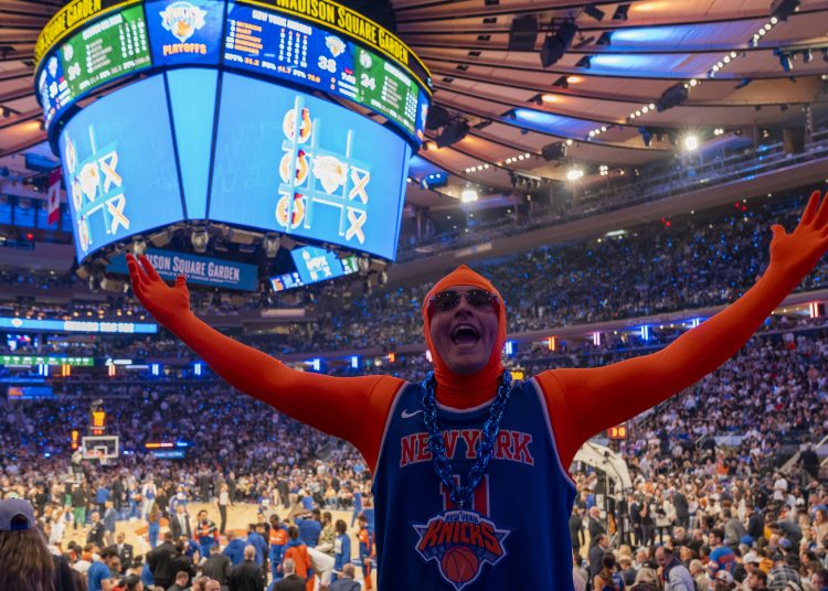 AME8683. NUEVA YORK (ESTADOS UNIDOS), 16/05/2025.- Un fanático de los Knicks asiste este viernes, a un partido de la NBA entre Boston Celtics y New York Knicks en el Madison Square Garden, en Nueva York (EE.UU.). EFE/ Ángel Colmenares