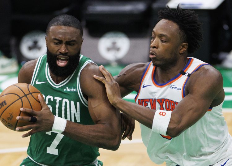 BOSTON (United States), 07/05/2025.- Boston Celtics guard Jaylen Brown (L) keeps the ball from New York Knicks forward OG Anunoby (R) during the third quarter of the Eastern Conference semifinal game two between the Boston Celtics and the New York Knicks in Boston, Massachusetts, USA, 07 May 2025. The New York Knicks lead the best-of-seven series 1-0. (Baloncesto, Nueva York) EFE/EPA/CJ GUNTHER SHUTTERSTOCK OUT