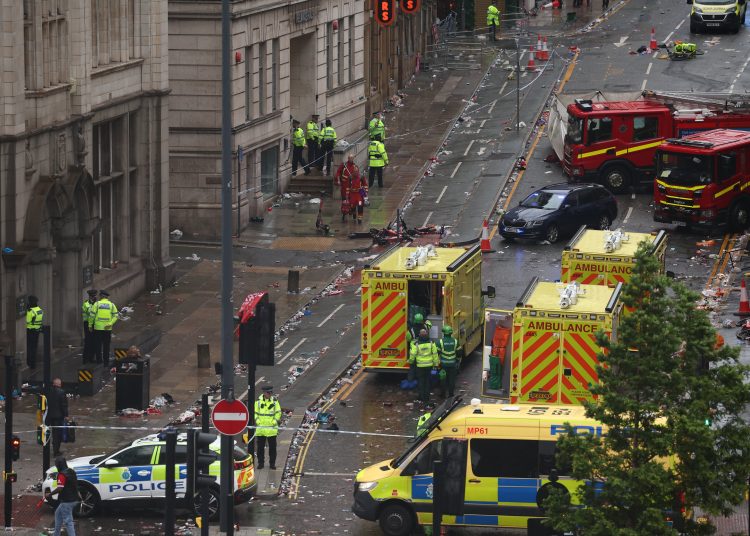 LIVERPOOL (United Kingdom), 26/05/2025.- The scene where a car collided with Liverpool supporters during the trophy parade in Liverpool city centre, Britain, 26 May 2025. A man has been detained after the collision with a number of pedestrians during Liverpool FCs victory parade, Merseyside Police said.  (Reino Unido) EFE/EPA/ADAM VAUGHAN