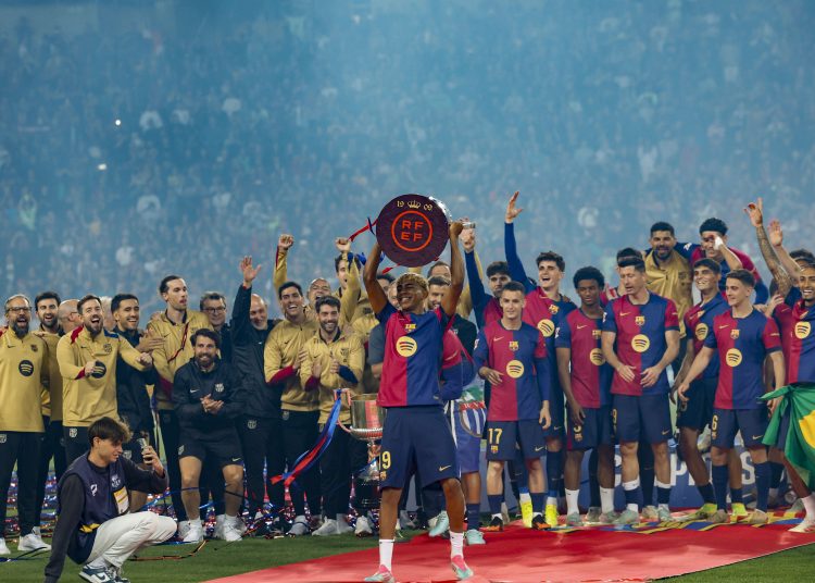 BARCELONA, 18/05/2025.- Los jugadores del Barcelona celebran el título de Liga al final del encuentro de la jornada 37 de LaLiga entre FC Barcelona y Villarreal CF disputado este domingo en el Estadio Olímpico de Montjuic. EFE/ Toni Albir