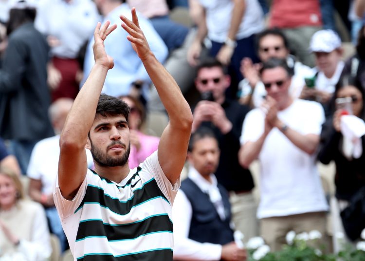 PARIS (France), 26/05/2025.- Carlos Alcaraz of Spain celebrates after winning his Men's 1st round match against Giulio Zeppieri of Italy at the French Open Grand Slam tennis tournament at Roland Garros in Paris, France, 26 May 2025. (Tenis, Abierto, Francia, Italia, España) EFE/EPA/CHRISTOPHE PETIT TESSON
