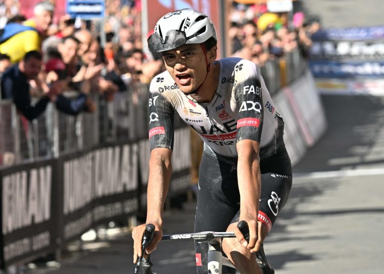 SIENA (Italy), 18/05/2025.- Mexican rider isaac Del Toro Romero of UAE Team Emirates XRG in action to cross the finish line of the 9th stage of the 108 Giro d'Italia 2025, cycling race over 181 km from Gubbio to Siena, Italy, 18 May 2025. (Ciclismo, Italia) EFE/EPA/LUCA ZENNARO