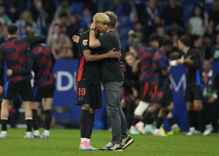CORNELLÁ (BARCELONA), 15/05/2025.- El delantero del FC Barcelona, Lamine Yamal y el técnico alemán Hansi Flick, tras conseguir el segundo gol del equipo blaugrana durante el encuentro correspondiente a la jornada 36 de LaLiga EA Sports que RCD Espanyol y FC Barcelona disputan este jueves en el RCDE Stadium, en Cornellá de Llobregat, Barcelona. EFE/Alejandro García