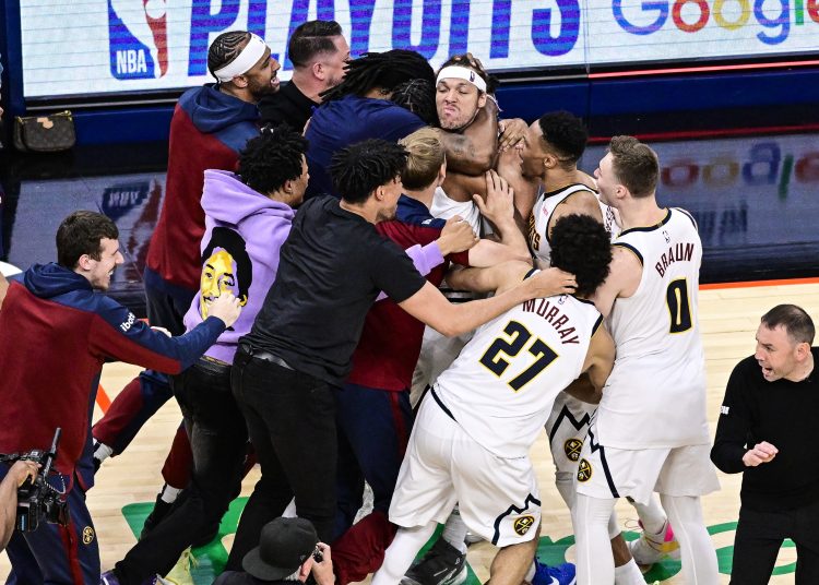 OKLAHOMA CITY (United States), 06/05/2025.- Denver Nuggets forward Aaron Gordon celebrates with teammates after beating the Oklahoma City Thunder during the Western Conference Semifinals game one between the Oklahoma City Thunder and the Denver Nuggets in Oklahoma City, Oklahoma, USA, 05 May 2025. (Baloncesto) EFE/EPA/GERALD LEONG SHUTTERSTOCK OUT
