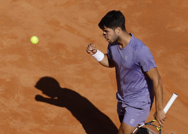 ROME (Italy), 16/05/2025.- Carlos Alcaraz of Spain celebrates a point during his mens singles semi-final match against Lorenzo Musetti of Italy (not pictured) at the Italian Open tennis tournament in Rome, Italy, 16 May 2025.  (Tenis, Italia, España, Roma) EFE/EPA/FABIO FRUSTACI