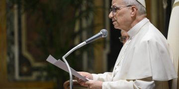 Papa León XIV en el Vaticano durante encuentro con jóvenes del Mediterráneo