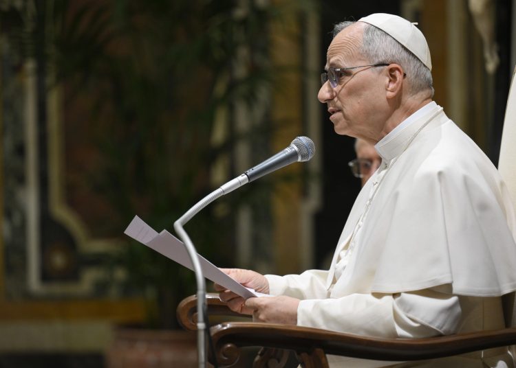 Papa León XIV en el Vaticano durante encuentro con jóvenes del Mediterráneo