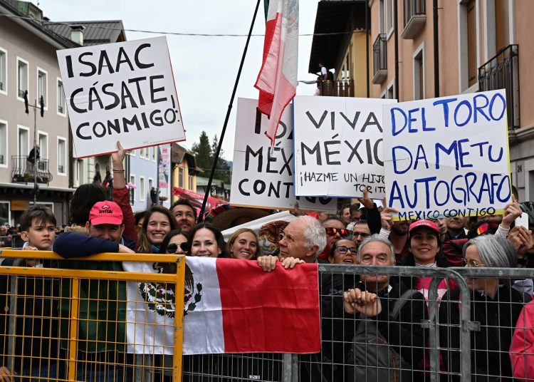 ASIAGO (Italy), 25/05/2025.- Fans of Mexican rider Isaac Del Toro after the 15th stage of the 108 Giro d'Italia 2025, cycling race over 219 km from Fiume Veneto to Asiago, 25 May 2025. (Ciclismo, Italia) EFE/EPA/LUCA ZENNARO