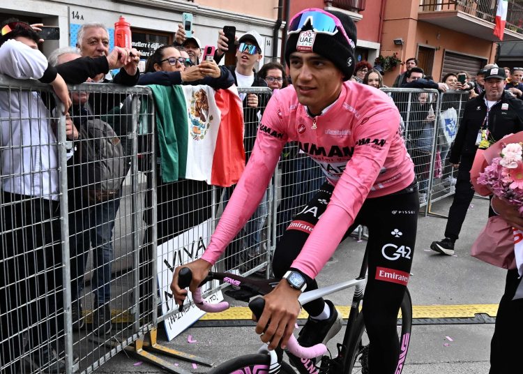 ASIAGO (Italy), 25/05/2025.- Mexican rider Isaac Del Toro of UAE Team XRG in the overall leader's pink jersey after the 15th stage of the 108 Giro d'Italia 2025, cycling race over 219 km from Fiume Veneto to Asiago, 25 May 2025. (Ciclismo, Italia) EFE/EPA/LUCA ZENNARO