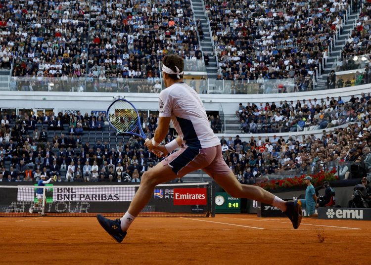 ROME (Italy), 12/05/2025.- Casper Ruud of Norway in action against Matteo Berrettini of Italy during their mens singles round of 32 match at the Italian Open tennis tournament in Rome, Italy, 12 May 2025.  (Tenis, Italia, Noruega, Roma) EFE/EPA/FABIO FRUSTACI