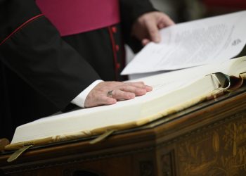Los cardenales prestan juramento antes de encerrarse en el cónclave