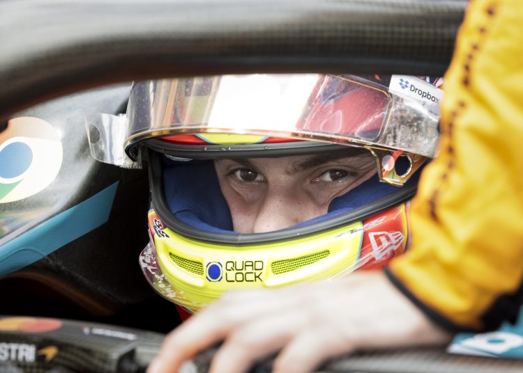 MIAMI GARDENS (United States), 03/05/2025.- McLaren driver Oscar Piastri of Australia in the pit lane during the sprint race at the Miami International Autodrome in Miami Gardens, Florida, 03 May 2025. The 2025 Formula 1 Miami Grand Prix is held at the Miami International Autodrome on 04 May. (Fórmula Uno) EFE/EPA/SHAWN THEW
