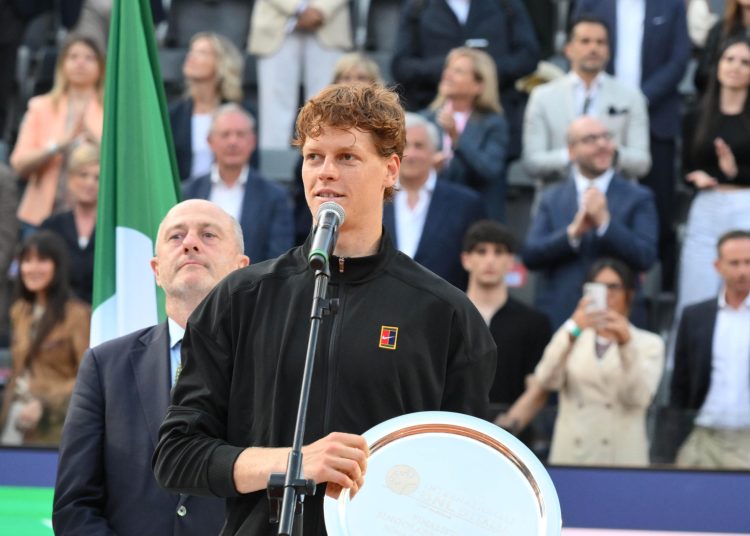 Roma (Italy), 18/05/2025.- Jannik Sinner of Italy holds the runner-up trophy after losing against Carlos Alcaraz of Spain in their Men's Singles final match of the Italian Open tennis tournament 2025, in Rome, Italy, 18 May 2025. (Tenis, Italia, España, Roma) EFE/EPA/Roberto Ramaccia