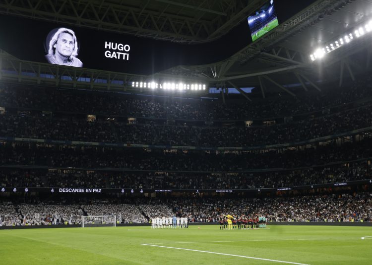 MADRID, 14/05/2025.- Los jugadores del Real Madrid y del Mallorca guardan un minuto de silencio en memoria del guardameta Hugo Gatti previo al partido de la jornada 36 de LaLiga de fútbol que Real Madrid y RCD Mallorca disputan este miércoles en el estadio Santiago Bernabéu. EFE/Blanca Millez