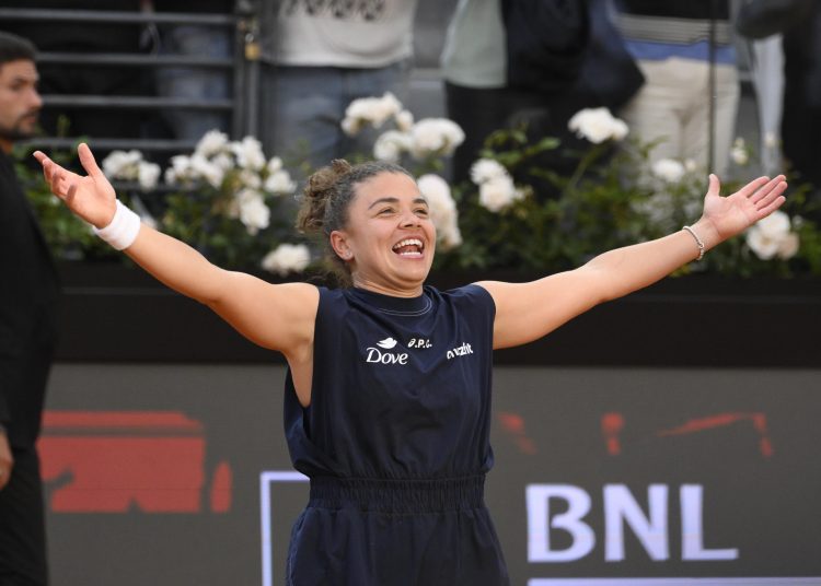 Roma (Italy), 17/05/2025.- Jasmine Paolini of Italy celebrates winning the women's singles final tennis match of the Italian Open tennis tournament at Foro Italico sports complex, in Rome, Italy, 17 May 2025. (Tenis, Italia, Roma) EFE/EPA/FABRIZIO CORRADETTI