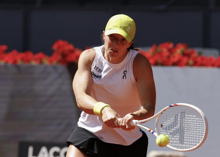 MADRID, 01/05/2025.- La tenista polaca Iga Swiatek, en acción contra la estadounidense Cori Dionne "Coco" Gauff  durante el partido de semifinales del Mutua Madrid Open que disputan este jueves en las instalaciones de la Caja Mágica en Madrid. EFE/ Chema Moya