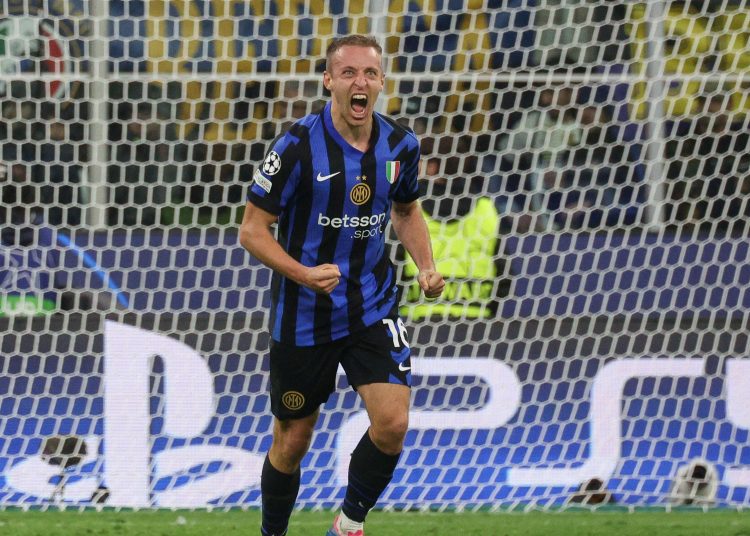 MILAN (Italy), 06/05/2025.- FC Inter's Davide Frattesi celebrates scoring the 4-3 goal during the UEFA Champions League semifinal 2nd leg soccer match between Inter Milan and FC Barcelona, in Milan, Italy, 06 May 2025. (Liga de Campeones, Italia) EFE/EPA/ROBERTO BREGANI
