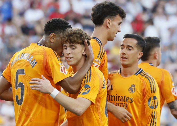 SEVILLA, 18/05/2025.- El centrocampista del Real Madrid Jude Bellingham (i) celebra tras marcar el segundo gol del equipo durante el partido de la jornada 37 de LaLiga que Sevilla FC y Real Madrid disputan este domingo en el estadio Sánchez-Pizjuán, en Sevilla. EFE/José Manuel Vidal
