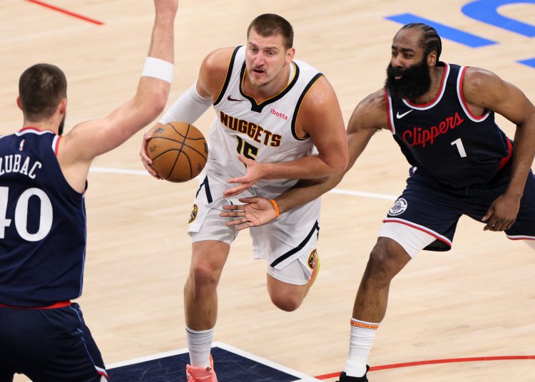 LOS ANGELES (United States), 02/05/2025.- Denver Nuggets' Nikola Jokic (C) drives the ball to the basket during the second half of the NBA playoffs round one game six between the Denver Nuggets and the Los Angeles Clippers in Los Angeles, California, USA, 01 May 2025. (Baloncesto) EFE/EPA/ALLISON DINNER SHUTTERSTOCK OUT