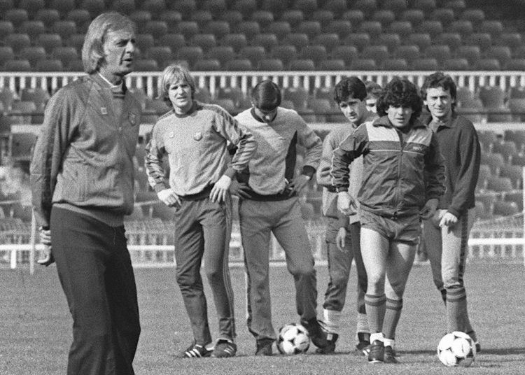 GR1019. BARCELONA (ESPAÑA), 05/05/2025.- Fotografía de archivo del 7 de marzo de 1983 que muestra a César Menotti (i), los fútbolistas; Diego Maradona, Moran, Alonso, Urbano y Schuster durante un entrenamiento en el Nou Camp, en Barcelona (España). EFE ARCHIVO