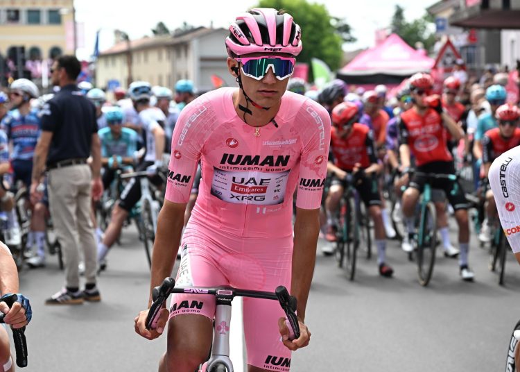 FIUME VENETO (Italy), 25/05/2025.- Mexican rider Isaac Del Toro Romero of Uae Team Emirates Xrg wearing the overall leader's pink jersey at the start for the 15th stage of the 108 Giro d'Italia 2025, cycling race over 219 km from Fiume Veneto to Asiago, 25 May 2025. (Ciclismo, Italia) EFE/EPA/ANSA / LUCA ZENNARO