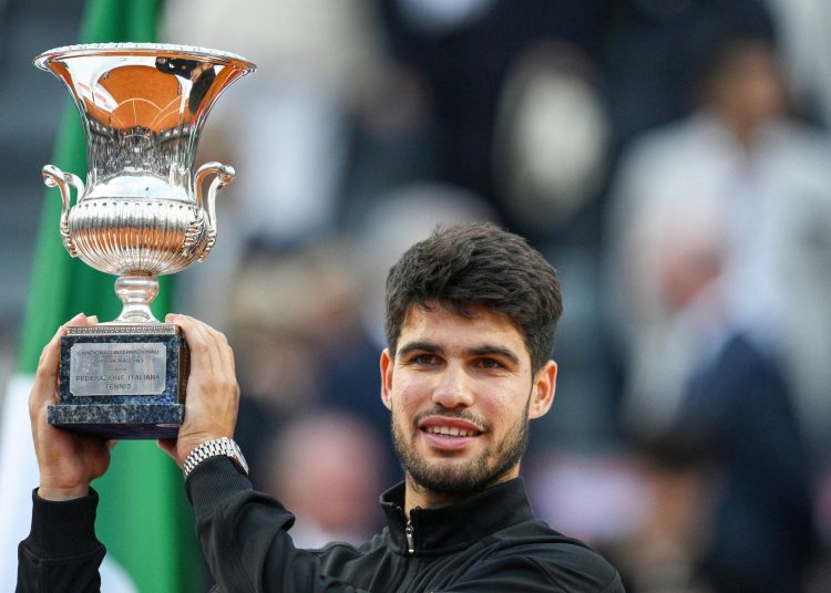 Roma (Italy), 18/05/2025.- Carlos Alcaraz of Spain poses with the winner's trophy after winning against Jannik Sinner of Italy in their Men's Singles final match of the Italian Open tennis tournament 2025, in Rome, Italy, 18 May 2025. (Tenis, Italia, España, Roma) EFE/EPA/Roberto Ramaccia