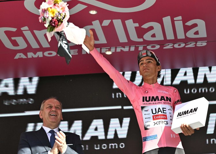 SIENA (Italy), 18/05/2025.- Mexican rider Isaac Del Toro Romero of UAE Team Emirates XRG, wearing the overall leader's pink jersey, celebrates on the podium after the 9th stage of the 108 Giro d'Italia 2025, cycling race over 181 km from Gubbio to Siena, Italy, 18 May 2025. (Ciclismo, Italia) EFE/EPA/LUCA ZENNARO