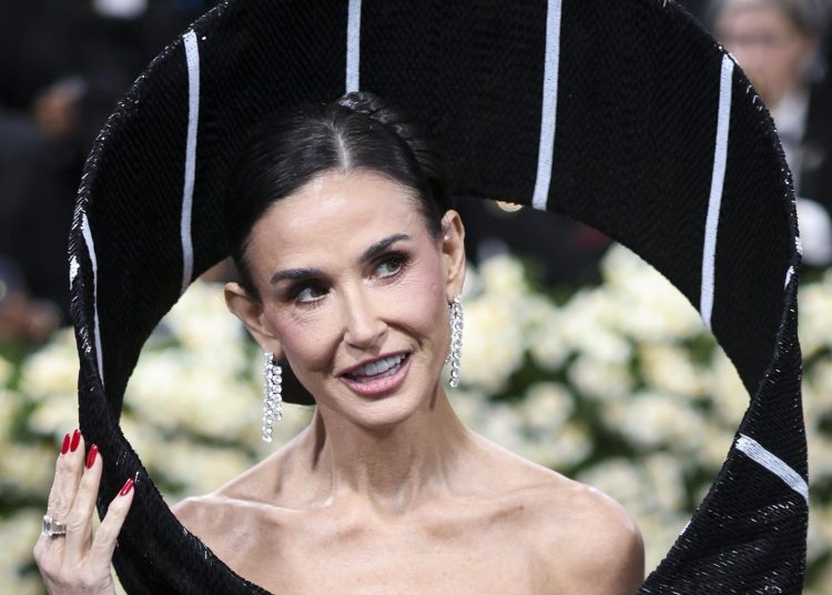 FOTODELDÍA CB4135. NUEVA YORK (ESTADOS UNIDOS), 05/05/2025.- La actriz estadounidense Demi Moore posa en la alfombra roja de la Met Gala 2025, el evento benéfico anual para el Instituto del Traje del Museo Metropolitano de Arte, este lunes, en Nueva York (EE.UU). EFE/EPA/JUSTIN LANE