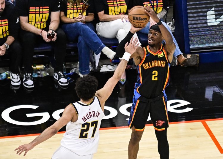 OKLAHOMA CITY (United States), 06/05/2025.- Oklahoma City Thunder guard Shai Gilgeous-Alexander shoots against Denver Nuggets guard Jamal Murray during the second half of the Western Conference Semifinals game one between the Oklahoma City Thunder and the Denver Nuggets in Oklahoma City, Oklahoma, USA, 05 May 2025. (Baloncesto) EFE/EPA/GERALD LEONG SHUTTERSTOCK OUT