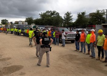 Arrestan a más de 100 migrantes de México, Colombia y Centroamérica en una obra en Florida