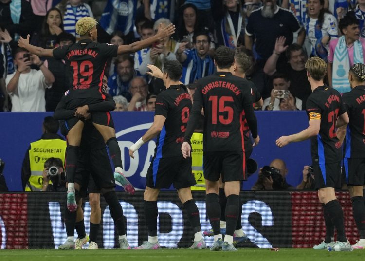 Cornellá de Llobregat (Barcelona), 15/05/2025.- Los jugadores del FC Barcelona celebran el primer gol de su equipo durante el encuentro correspondiente a la jornada 36 de Laliga EA Sports que disputan hoy jueves RCD Espanyol y FC Barcelona en el RCDE Stadium, en Cornellá de Llobregat, Barcelona. EFE / Alejandro Garcia.