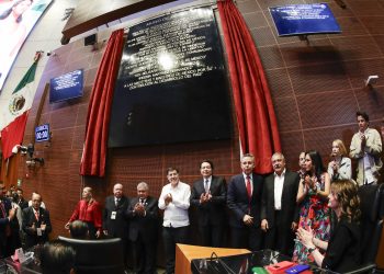 Con letras doradas rinden homenaje a maestros del país en los muros del Senado