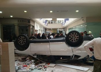 Cae auto de un segundo piso en centro comercial