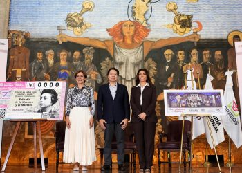 Conmemoran a las maestras y maestros del país, con la emisión de Estampilla Postal y Billete de Lotería