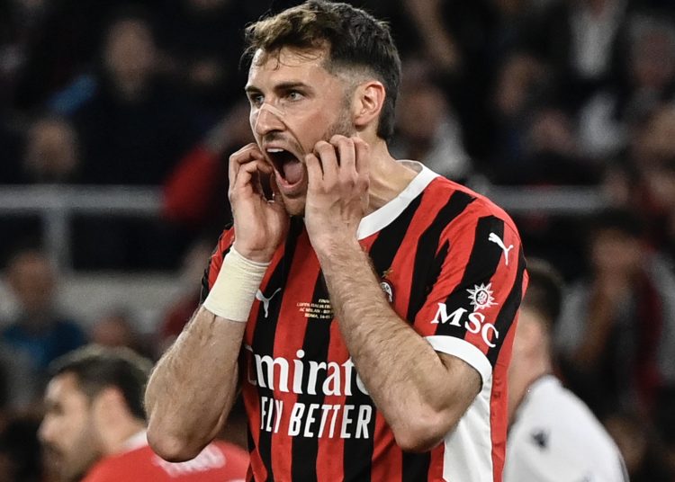 ROME (Italy), 14/05/2025.- Milan's Santiago Gimenez puts his hands on his face during the Italian Cup final soccer match between AC Milan and Bologna FC in Rome, Italy, 14 May 2025. (Italia, Roma) EFE/EPA/RICCARDO ANTIMIANI